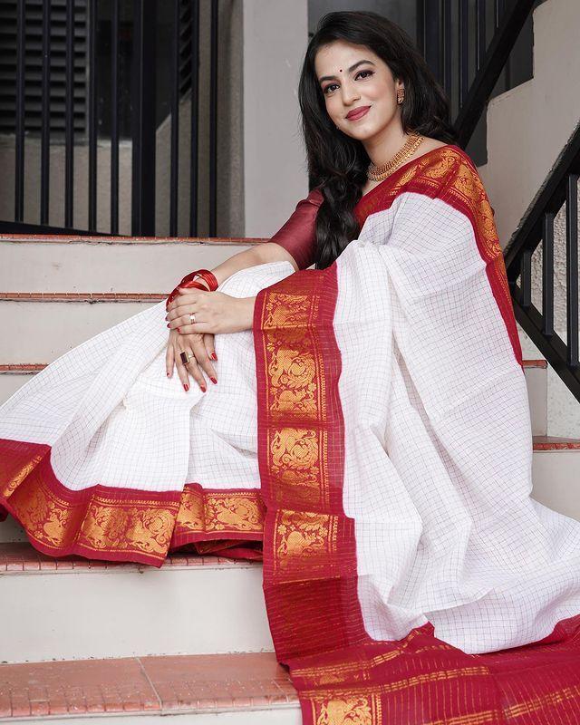 White And Red Checks Weaving Soft Silk Saree - Ibis Fab
