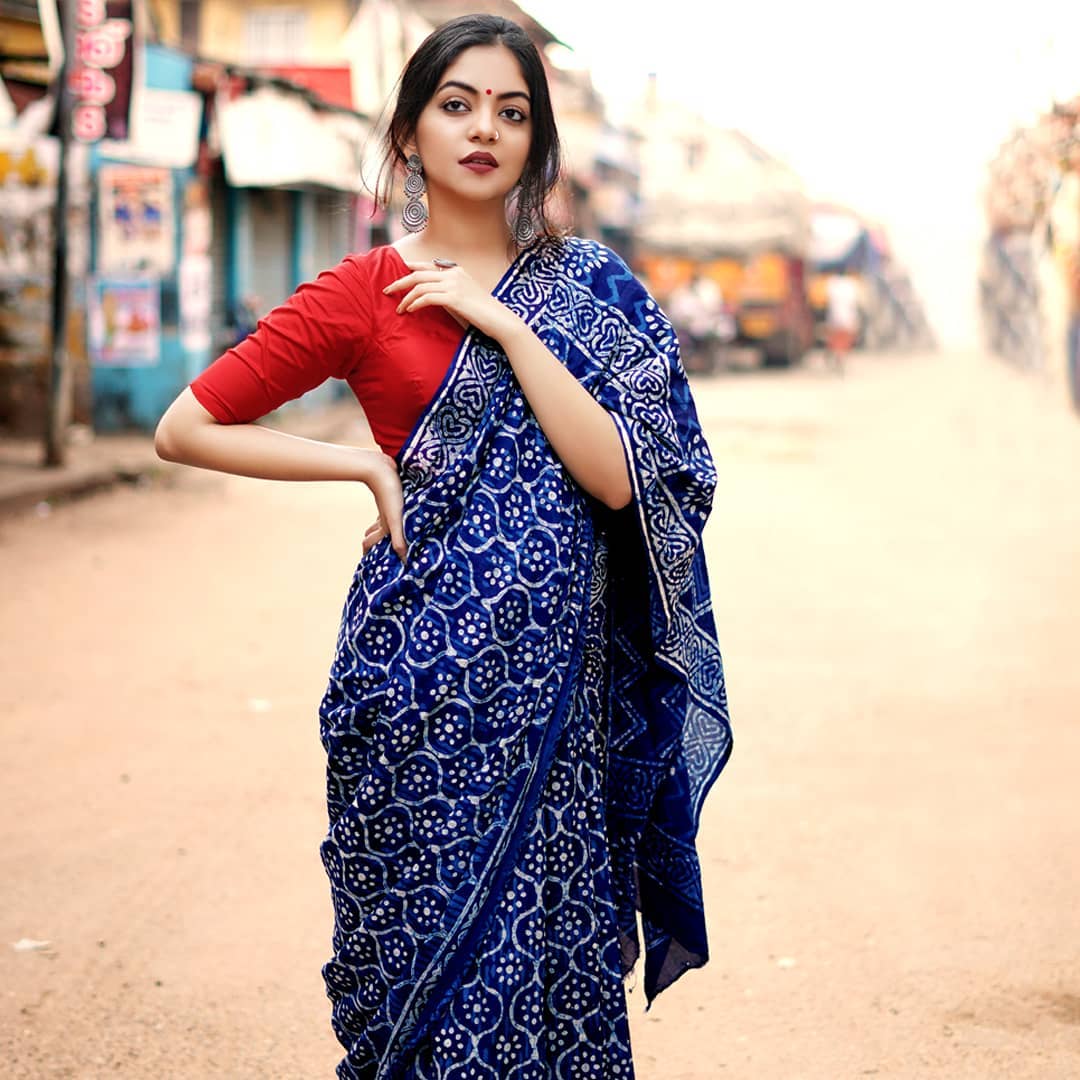 Ideal NavyBlue Colour Printed Pure Linen Saree For Women