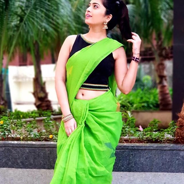 Hypnotic Parrot Green And Black Colored Party Wear Pure Linen Printed Saree