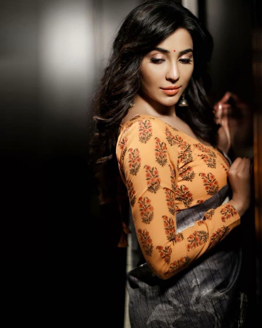 Engrossing Dark Grey Color Printed Pure Linen Saree For Women - Ibis Fab