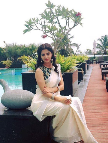 Engrossing Off white Colored Casual Printed Pure Linen Saree