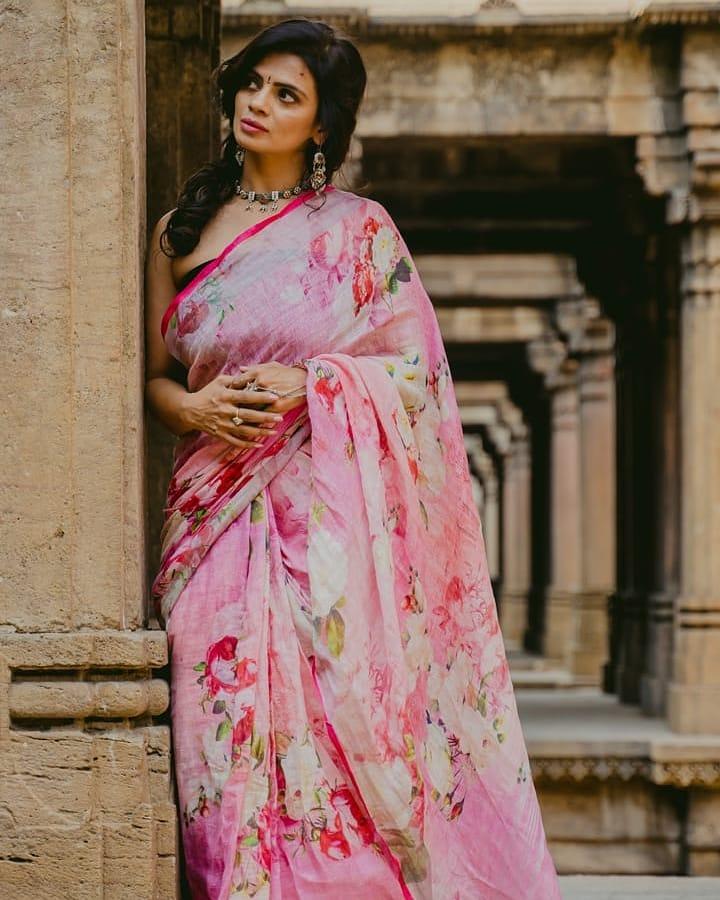 Sophisticated Light pink  Linen Designer Embroidered Saree