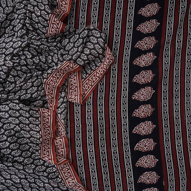 Radiant Black And Red Colored Party Wear Pure Linen Printed Saree - Ibis Fab