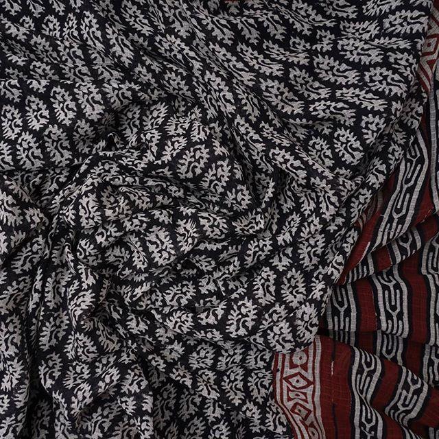 Radiant Black And Red Colored Party Wear Pure Linen Printed Saree - Ibis Fab