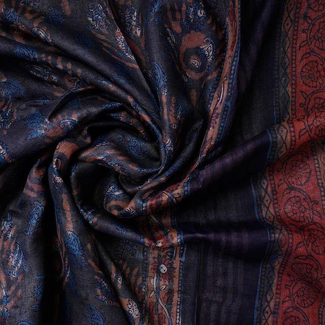 Wonderful  Night Blue And Copper Colored Printed  Pure Linen Saree For Women